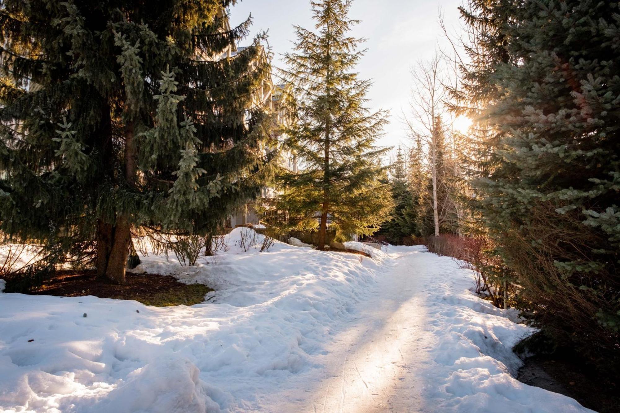 The Aspens By Outpost Whistler Villa Bagian luar foto